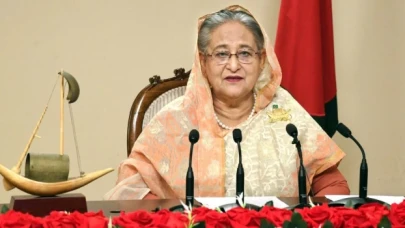 Bangladeş'te Başbakan Hasina istifa edip ülkeyi helikopterle terk etti