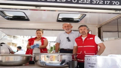 Bayraklı Kızılay Şubesi aşure etkinliği düzenledi