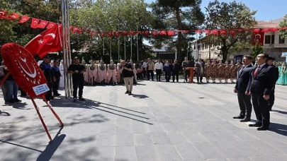 Bu yıl 1-4 Ağustos tarihlerinde kutlanan Uluslararası Karaman Türk Dünyası Şöleni, çelenk sunma töreni ile başladı.