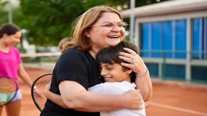 Didim Belediye Başkanı Hatice Gençay, ilçemizde faaliyet gösteren Didim Tenis Kulübünü ziyaret ederek, minik sporcularla bir araya geldi