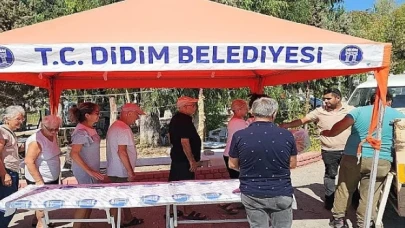 Didim Belediyesi, kendisine ait Akköy Mahallesi’nde yetiştirmiş olduğu ürünleri, vatandaşlara dağıtmaya devam ediyor.