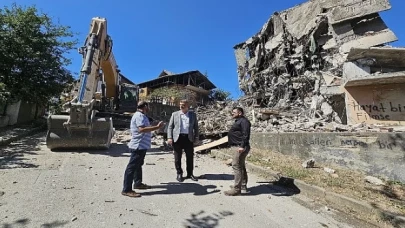 Gölcük Belediyesi, ilçedeki riskli yapıları bir bir yıkarak ortadan kaldırmaya devam ediyor.