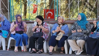 Gölcük Belediyesi, merkez üssü Gölcük olan 17 Ağustos Depreminin 25. yılında deprem şehitleri için mezarları başında anma töreni düzenledi