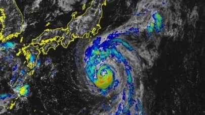 Japonya’da Ampil Tayfunu kabusu: 990 uçuş iptal edildi, tren seferleri durduruldu