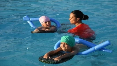 Karabağlar Belediyesi’nden çocuklara yüzme eğitimi