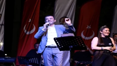 Konserde ”Yalandan gülme” göndermesi