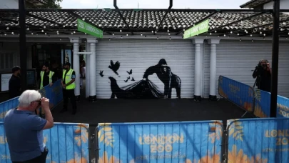 Londra Hayvanat Bahçesi, sokak sanatçısı Banksy'nin son eserini kaldırdı