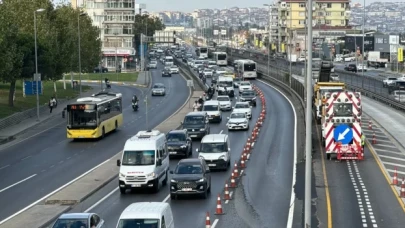 Metrobüs hattındaki ”Beyaz Yol” çalışması, İstanbul’da trafiği felç etti