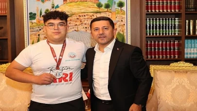 Nevşehir Belediye Başkanı Rasim Arı, Nevşehir Belediyesi Gençlik ve Spor Kulübü çatısı altında katıldığı çeşitli turnuvalarda derece elde eden sporcuları ödüllendirdi.