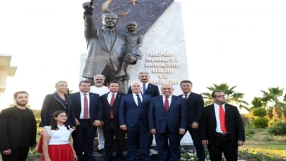 Osmangazi Belediyesi girişine Atatürk Anıtı