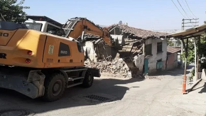 Osmangazi’de bir metruk bina daha yıkıldı