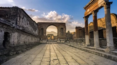 Pompei Antik Kenti’nin duvarına yazı yazan turist 60 bin euro cezaya çarptırıldı