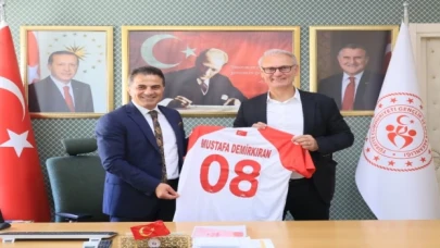 THF Başkanı Kılıç, Rize ve Artvin’de hentbol için görüşmelerde bulundu