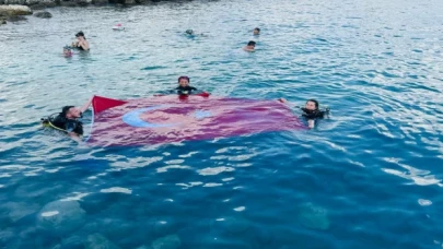 Zafer Bayramı’nı Saros’da bayrak açarak kutladılar