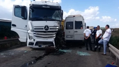 Adana Ceyhan’da tır ile minibüs çarpıştı: 3 ölü, 8 yaralı