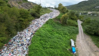 Bartın’da yola dökülen çöplere Bakanlık incelemesi!