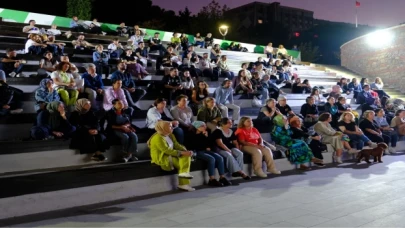 Bursa’da Atatürk Stadyumu Kütüphanesi önünde sinema keyfi