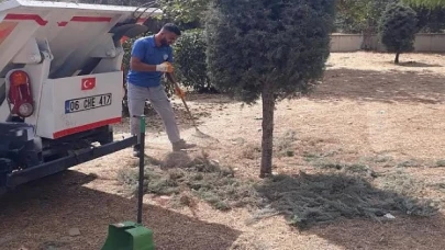 Edremit Belediyesi okul Bahçelerini temizliyor