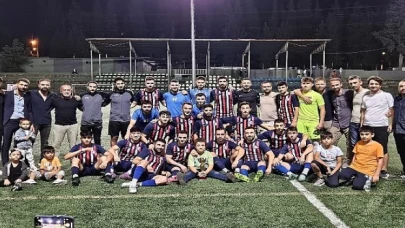 Gölcük Belediyesi 10. Başkanlık Kupası Futbol Turnuvası’nda, finalde Hisareynspor’u 1-0 yenen Harb-İş Spor şampiyon oldu.