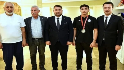 Kahramankazan Belediyespor Halter Takımı sporcusu Berat Ergün, Yıldızlar Türkiye Halter Şampiyonası’nda altın madalya kazandı