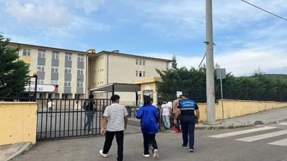 Kocaeli Büyükşehir Belediyesi Zabıtası, KPSS’ye girecek olan öğrencilere yardımcı oldu