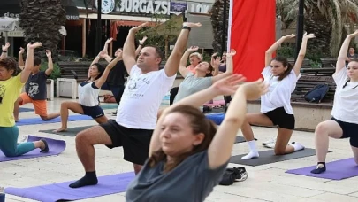 Mudanya Belediyesi ve Eflatun Yoga Yaşam Okulu’nun işbirliği ile Güzelyalı Atatürk Parkı’nda düzenlenen yoga etkinliği, pazar sabahına huzur dolu bir başlangıç getirdi.