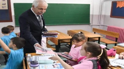 Okulun ilk gününde öğrencilere defter ve kırtasiye desteği Keşan Belediyesi’nden