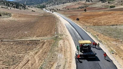 Selçuklu Belediyesi sürdürdüğü yol genişletme ve sıcak asfalt çalışmaları ile dış mahallelerin yol kalitesini ve ulaşım konforunu arttırıyor