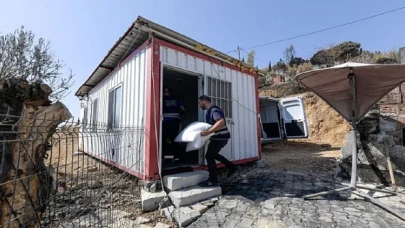 Yangınların ardından İzmir’in yaraları sarılıyor  Büyükşehir’den 71 haneye 3 buçuk milyon TL’yi aşan destek