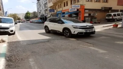 Yıldırım Caddesi’ndeki bozuk yol tehlike saçıyor