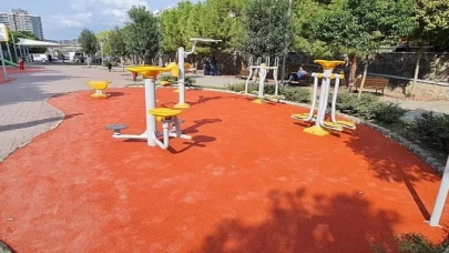 14 ilçede 84 park ve spor alanının zemini yenilendi  Çocuklar güvenle oynasın diye…