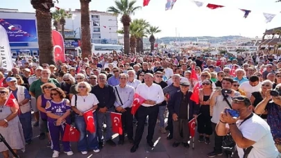 Ayvalık’ta 8 Ekim Salı günü sabah saatlerinde Atatürk Anıtı’na yapılan saldırıya vatandaşlardan tepki yağdı.