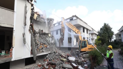 Bakırköy’de riskli binalar güvenli hale geliyor... 5 binada yıkım başladı