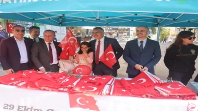 Çiftçi, Çayırovalılara Türk Bayrağı dağıttı