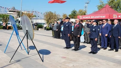 Cumhuriyet’in 101. yılı dolayısıyla Kemer’de tören düzenlendi.