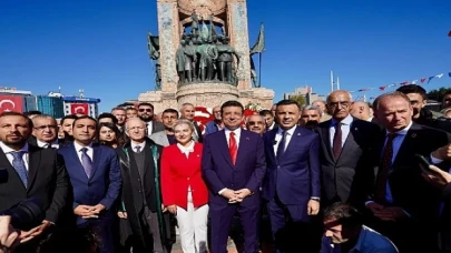 Ekrem İmamoğlu Türkiye Cumhuriyeti’nin 101’inci kuruluş yıldönümü, Taksim Cumhuriyet Anıtı’nda gerçekleştirilen çelenk koyma töreniyle kutlandı