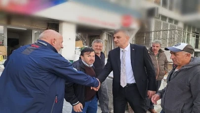 Gölcük Belediye Başkanı Ali Yıldırım Sezer, vatandaşlar ve esnafla bir araya gelerek ilçede devam eden çalışmalar hakkında bilgiler verdi.