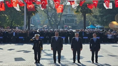 Gölcük’te 29 Ekim Cumhuriyet Bayramı’nın 101. yıldönümü kapsamında Anıtpark’ta Atatürk Anıtı’na çelenk sunma töreni düzenlendi.