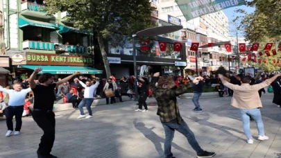 Kocaeli’de davul ve zurna eşliğinde zeybek gösterisi