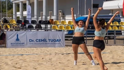 Liseli gençlerden plaj voleybolu ve müzik şöleni