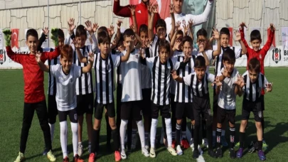 Minik futbolcular İzmit Belediyesi Cumhuriyet Bayramı Futbol Şöleninde doyasıya eğlendi 