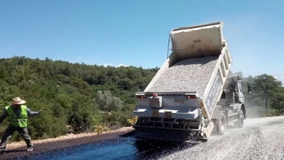 Muğla Büyükşehir Belediyesi 2024 yol programı kapsamında 10 ilçede 184 bin metre yol çalışmasını tamamladı.