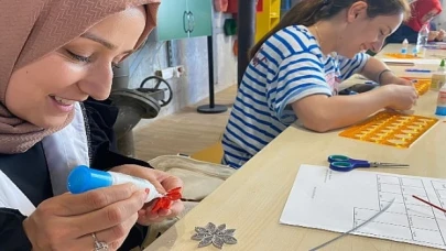 Quilling kâğıtlarını sanata dönüştürdüler