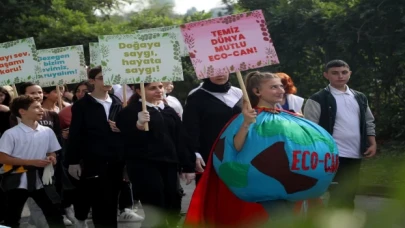 Sakarya’da gençler çöp ve pankartlarla Sapanca Gölü’nden çağrı yaptı