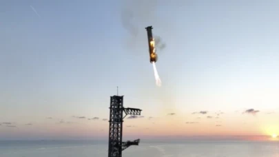 SpaceX roket güçlendiricisini havada yakaladı