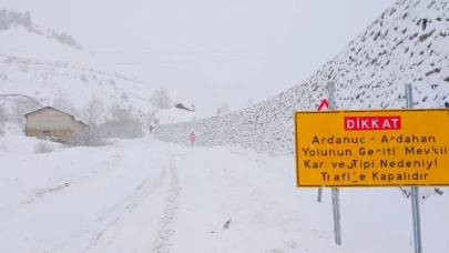 Artvin ve ilçelerinde etkili olan kar yağışı nedeniyle 127 köy yolu ulaşıma kapandı