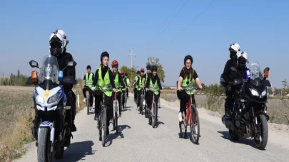 Konya’da liseliler doğa ve kültüre pedal çevirdi