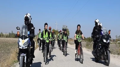 Lise Öğrencileri Doğal ve Tarihi Güzellikler Eşliğinde Pedal Çevirdi