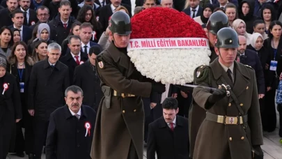 Milli Eğitim Bakanı Tekin'den öğretmenlerle Anıtkabir'e ziyaret