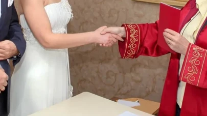 Nikah memuru yanlışlıkla damatla evlendi